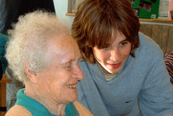 eine junge und eine alte Frau im Gespräch